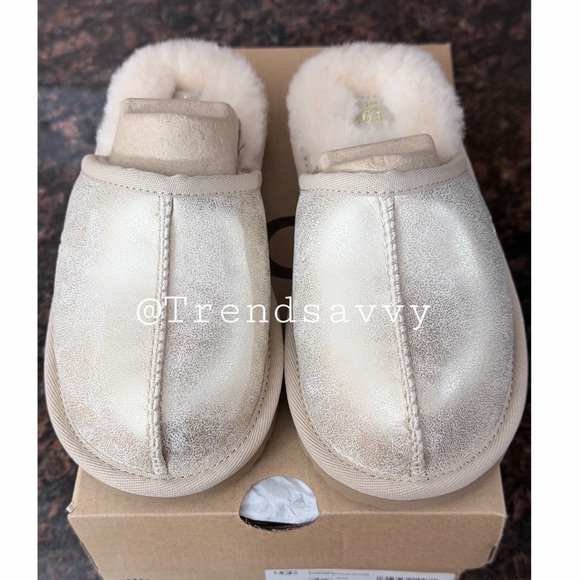 UGG Kids Keegan Metallic Slipper Gold Shimmer Faux Fur Lined Slip-On Shoes NWT - Picture 14 of 14
